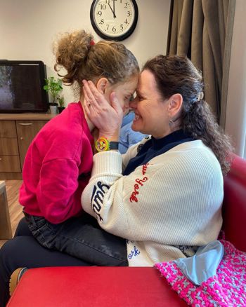 Isabel staat liefdevol op de foto met haar moeder Bregje Isabel staat liefdevol op de foto met haar moeder Bregje