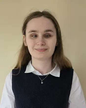 Foto van een lachende Ilona. Foto van een lachende Ilona.