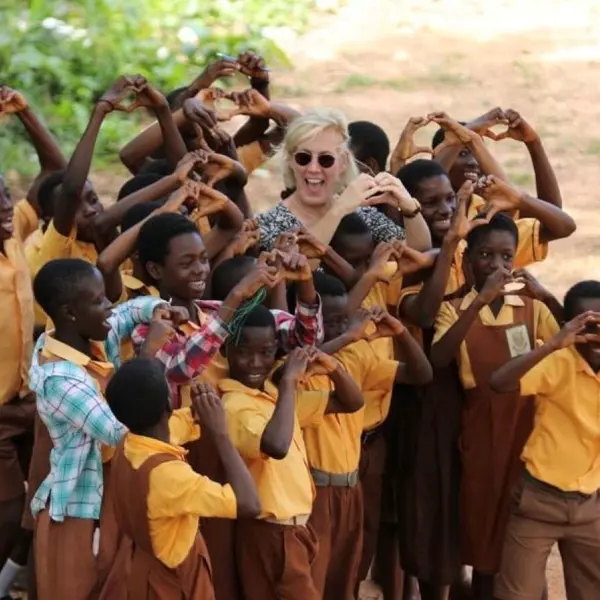 Hartjes worden uitgebeeld door Afrikaanse kinderen en blanke vrouw Hartjes worden uitgebeeld door Afrikaanse kinderen en blanke vrouw