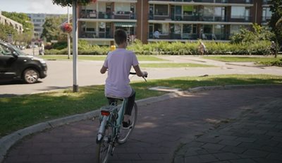 slechtziende jongen fietst zelfstandig naar school fietsen