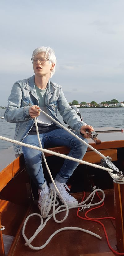 Jing op een zeilboot