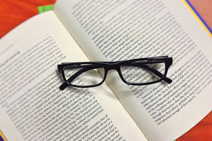 Boek met bril