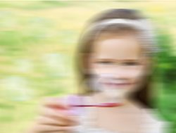 Foto van meisje met bellenblaas vanuit perspectief van iemand met wiebelogen.