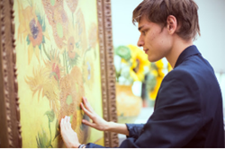 Jongen raakt Van Gogh-schilderij aan