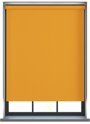 Een raam met oranje gordijn