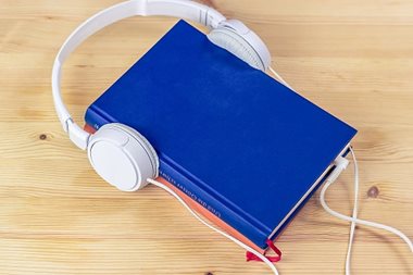 Audiobook boek met koptelefoon