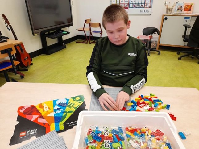 Thijs van Visio Onderwijs Haren werkt met de Lego Braille Bricks
