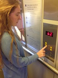 braille aanduiding bij de lift om etages aan te duiden