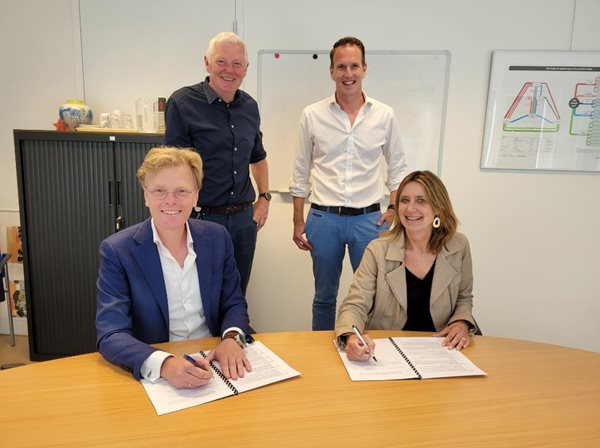 V.l.n.r. Willem Wiegersma, Rick van Hooff, Marten Verduijn, Annelies Versteegden ondertekenen samenwerking