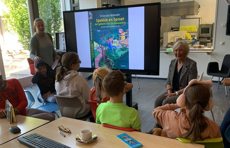 Vivian den Hollander leest voor aan kinderen bij Visio Onderwijs Rotterdam