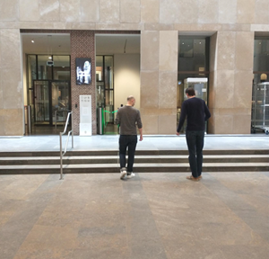 Twee medewerkers lopen door museum.