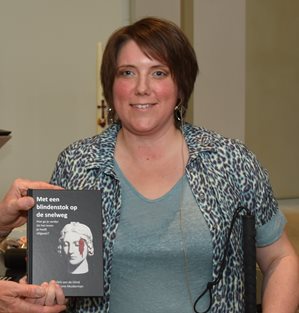 Leonie Muiderman met haar boek