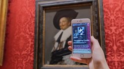 Telefoon met Smartify app gericht op schilderij