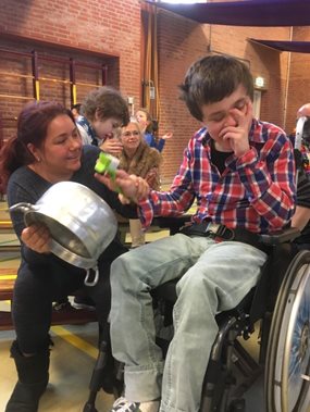 Foto van jongen in rolstoel tijdens Kunstweek Visio Onderwijs in Breda