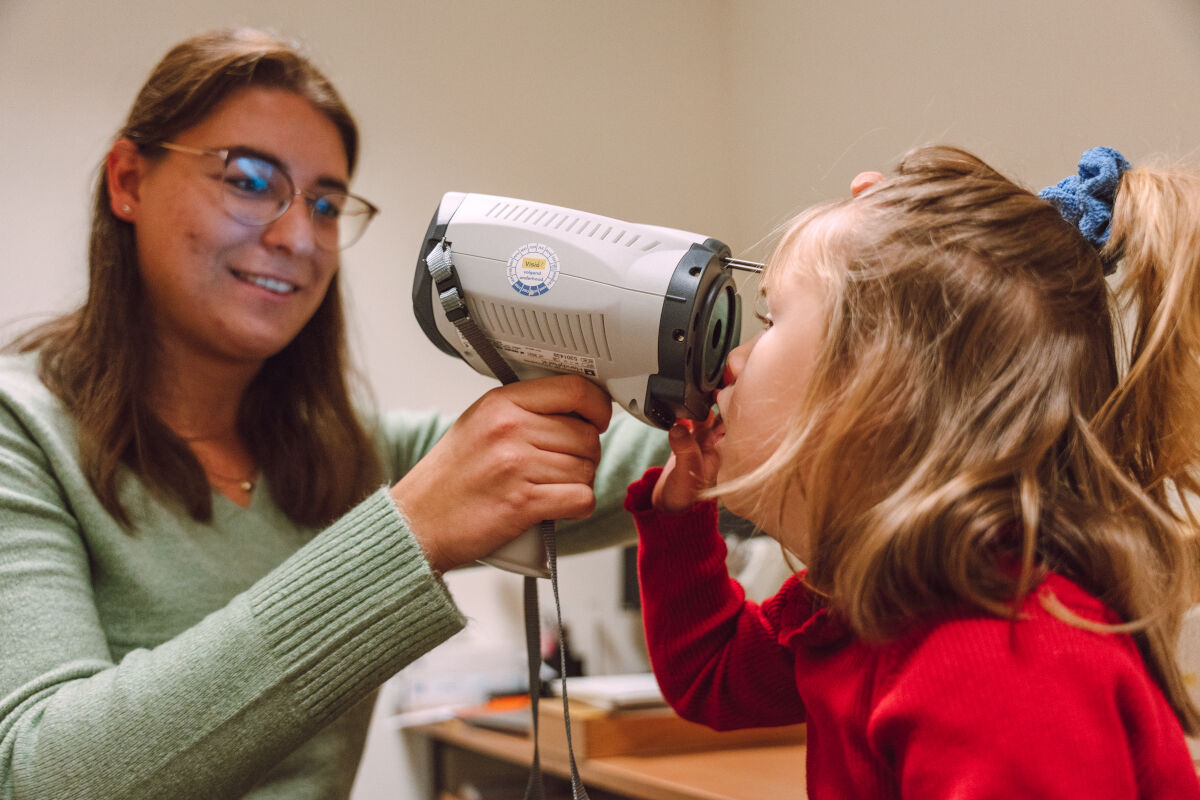 Meisje met visuele beperking krijgt oogonderzoek 
