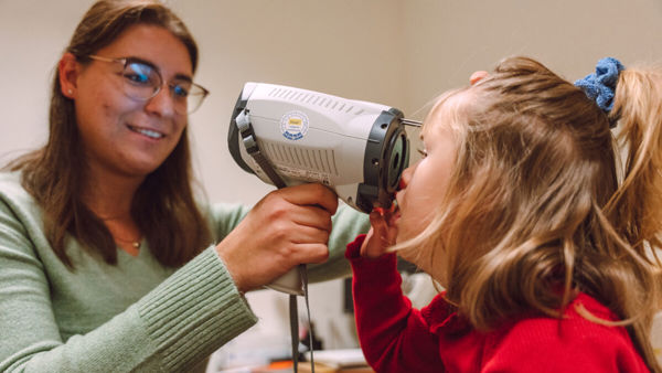 Meisje met visuele beperking krijgt oogonderzoek Meisje met visuele beperking krijgt oogonderzoek