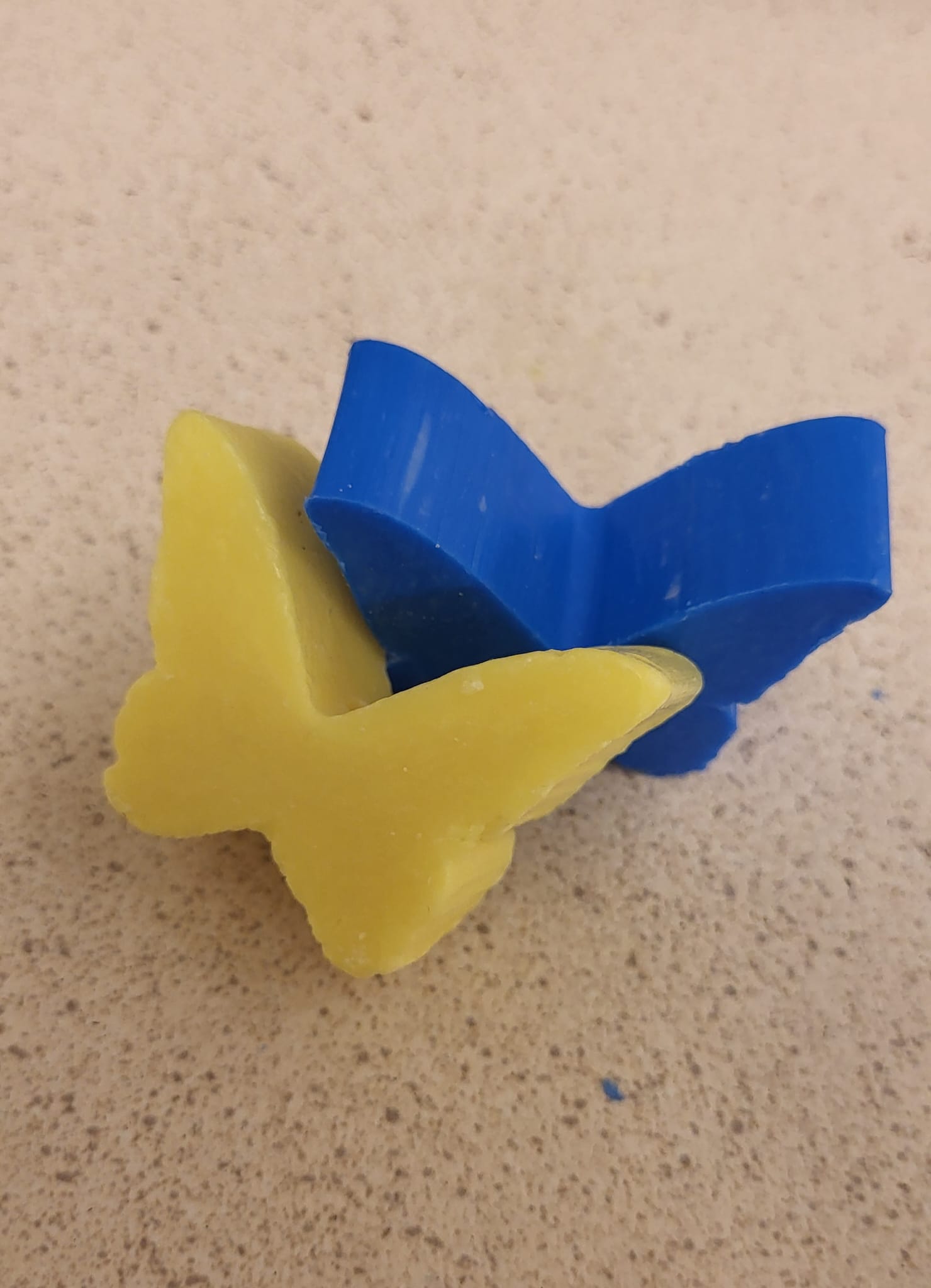 Geel en blauw zeepje in de vorm van een vlinder, gemaakt door leerlingen van leerwerkplek Visit in Gassel