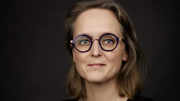Portret Hanneke Middelburg in zwarte kleding met een zwarte achtergrond Portret Hanneke Middelburg in zwarte kleding met een zwarte achtergrond