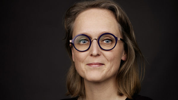 Portret Hanneke Middelburg in zwarte kleding met een zwarte achtergrond Portret Hanneke Middelburg in zwarte kleding met een zwarte achtergrond