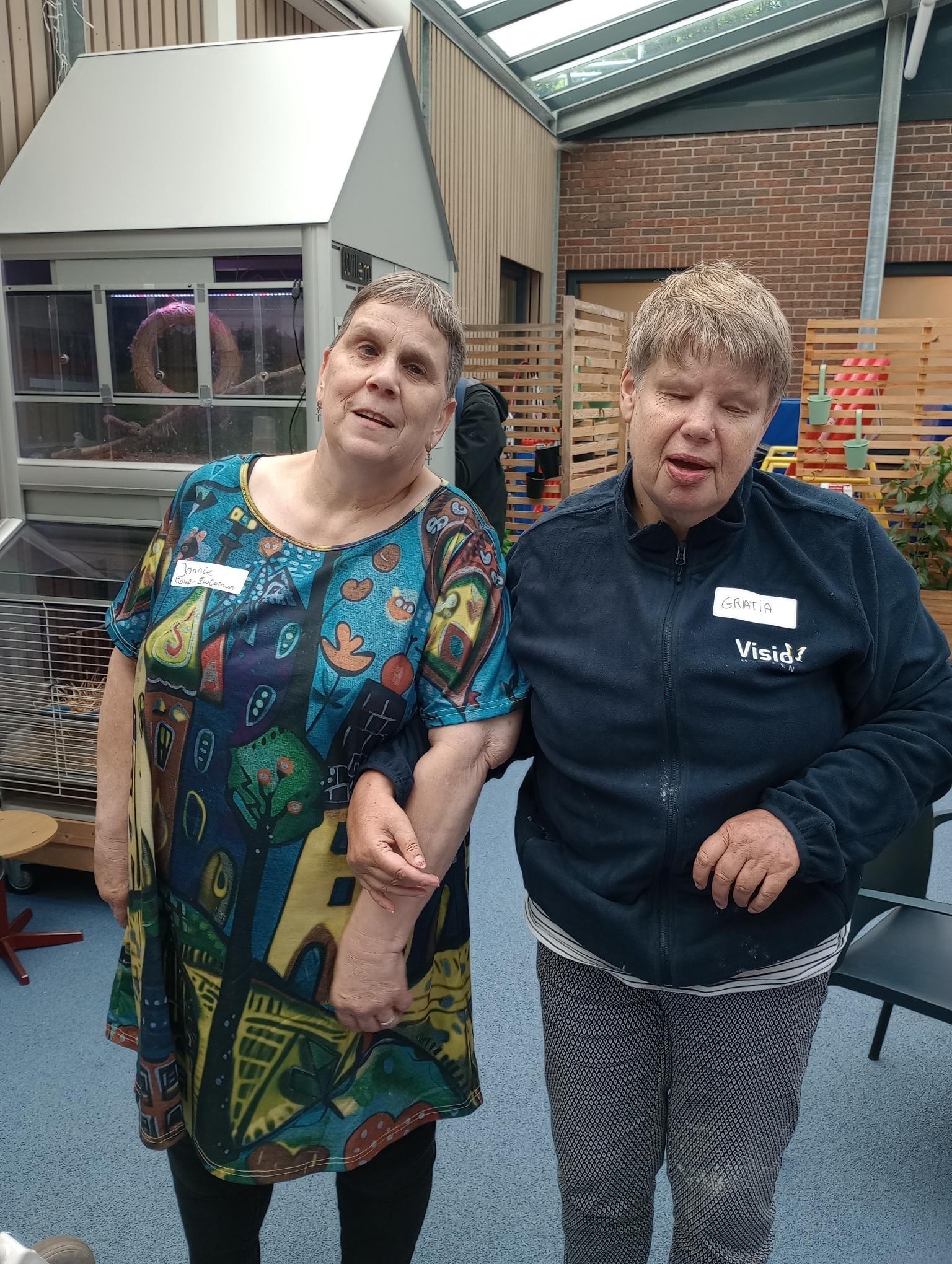 Oud-klasgenoten Gratia en Jannie zien elkaar voor het eerst sinds jaren.