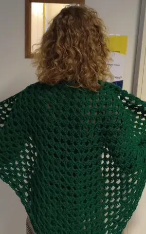 Thea poseert in haar zelf gehaakte vest Thea poseert in haar zelf gehaakte vest