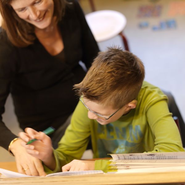 Visio-Onderwijs-Amsterdam-slechtziende-jongen-tekent-docente-achtergrond.jpg (1) Visio-Onderwijs-Amsterdam-slechtziende-jongen-tekent-docente-achtergrond.jpg (1)