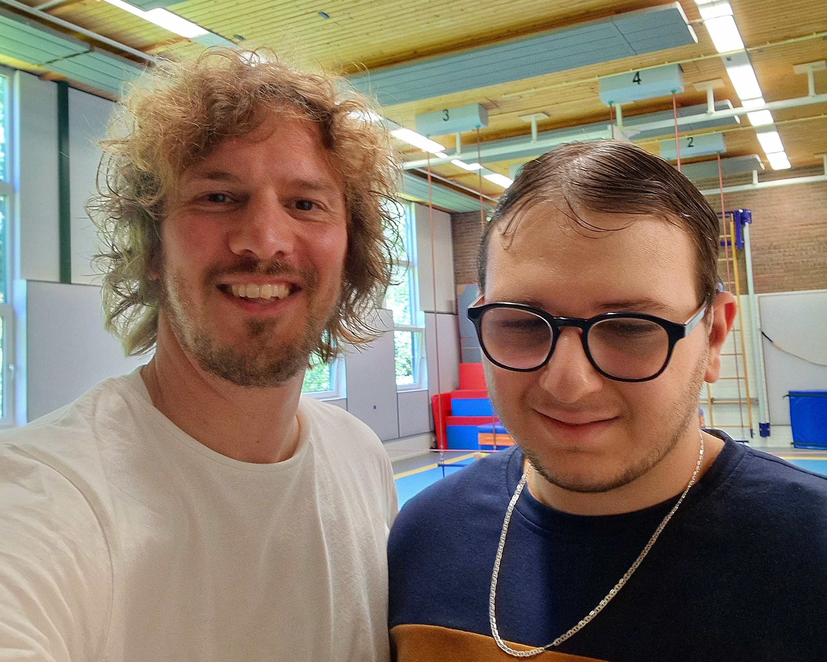 Een selfie van Sayfedding en leerkracht Coen in een gymzaal