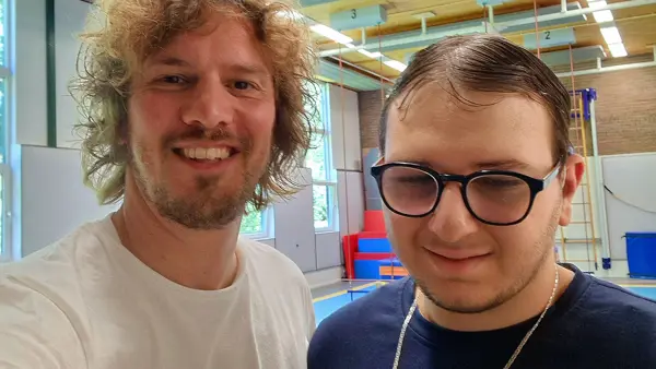 Een selfie van Sayfedding en leerkracht Coen in een gymzaal Een selfie van Sayfedding en leerkracht Coen in een gymzaal