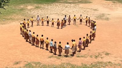 Luchtfoto van kinderen die een hart vormen door elkaars hand vast te houden Luchtfoto van kinderen die een hart vormen door elkaars hand vast te houden