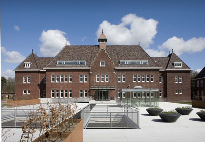 Gevel van het Bestuurs- en bedrijfsbureau van Visio in Huizen