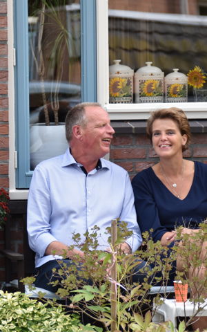 Renate Meppelink met man Jan op een bankje Renate Meppelink met man Jan op een bankje