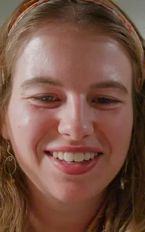 Een closeup van Hanne. Ze kijkt naar haar telefoonscherm, dit zich buiten beeld bevindt. Een closeup van Hanne. Ze kijkt naar haar telefoonscherm, dit zich buiten beeld bevindt.