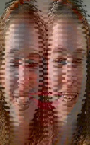 Een closeup van Hanne. Ze kijkt naar haar telefoonscherm, dit zich buiten beeld bevindt. Een closeup van Hanne. Ze kijkt naar haar telefoonscherm, dit zich buiten beeld bevindt.