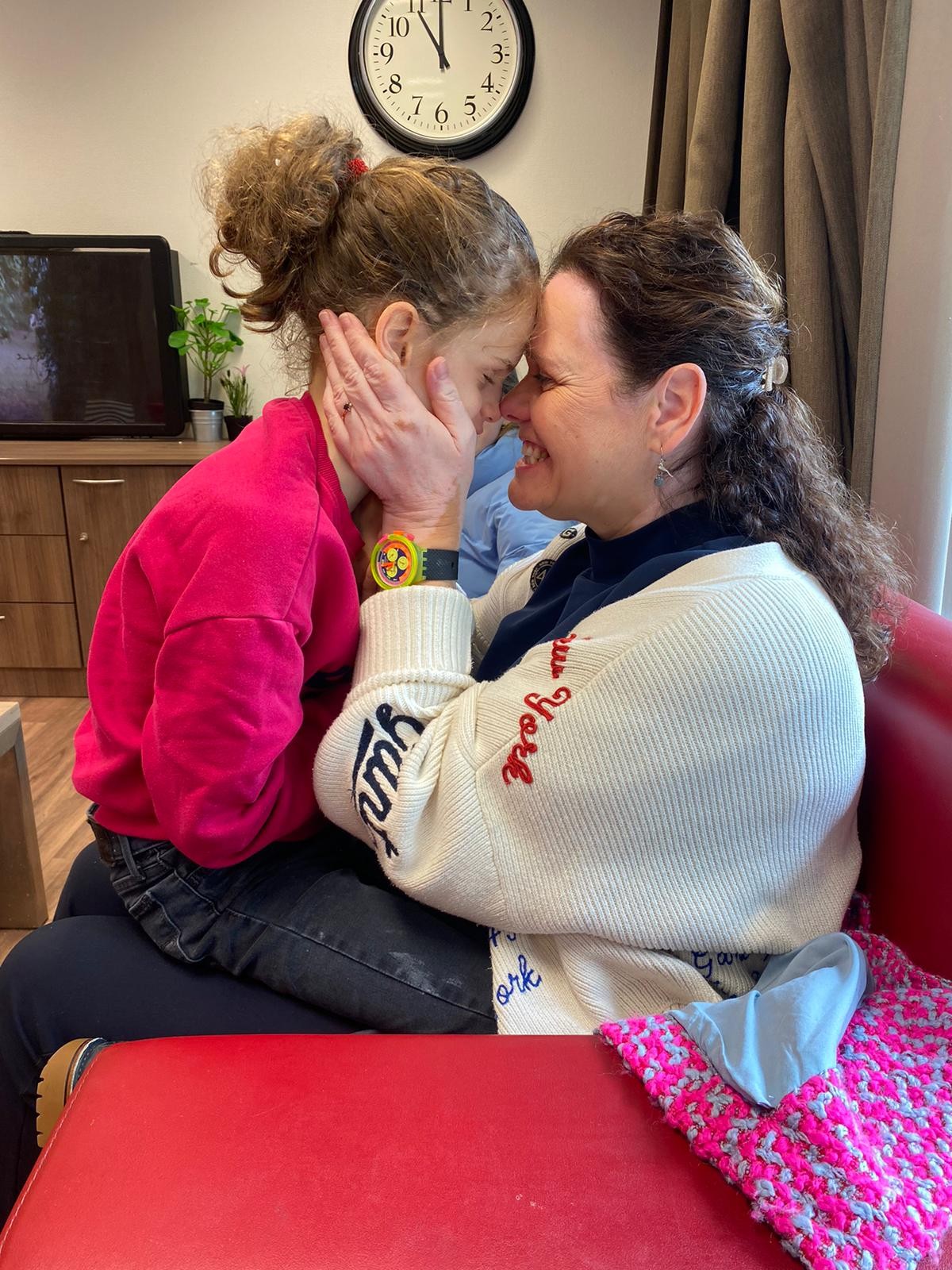 Isabel staat liefdevol op de foto met haar moeder Bregje 