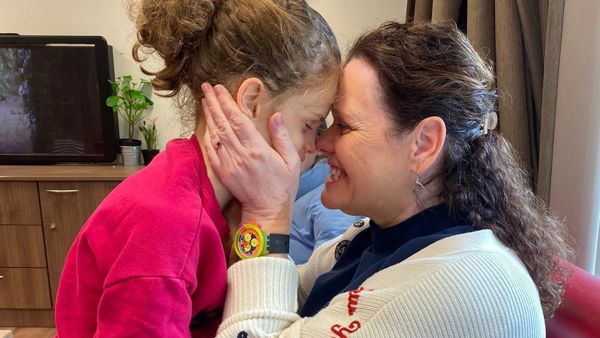 Isabel staat liefdevol op de foto met haar moeder Bregje Isabel staat liefdevol op de foto met haar moeder Bregje