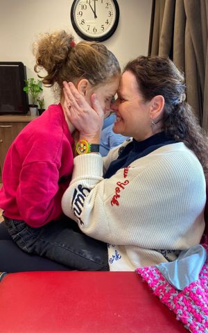 Isabel staat liefdevol op de foto met haar moeder Bregje Isabel staat liefdevol op de foto met haar moeder Bregje