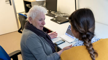 Header oudere-vrouw-client-advies-ict-ipad--advies.jpg Header oudere-vrouw-client-advies-ict-ipad--advies.jpg