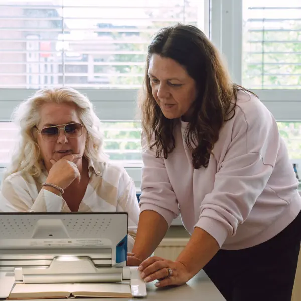 visio-rotterdam--adviesgesprek-medewerker-volwassene-2.jpg visio-rotterdam--adviesgesprek-medewerker-volwassene-2.jpg