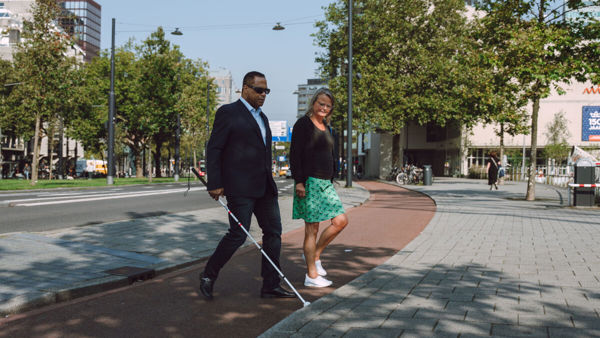 visio-rotterdam-volwassene-medewerker-lopen-taststok-mobiliteit (3).jpg visio-rotterdam-volwassene-medewerker-lopen-taststok-mobiliteit (3).jpg