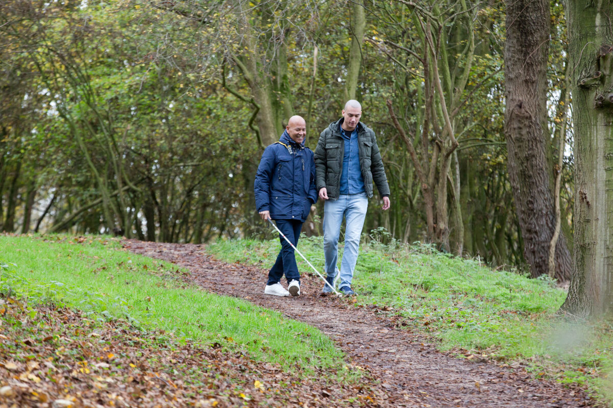 specialistische-begeleiding-naigel-de-lang-buiten-met-taststok-begeleider (1).jpg