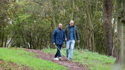 specialistische-begeleiding-naigel-de-lang-buiten-met-taststok-begeleider (1).jpg specialistische-begeleiding-naigel-de-lang-buiten-met-taststok-begeleider (1).jpg