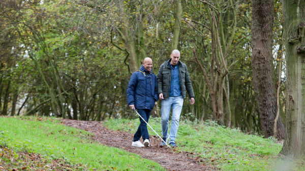 specialistische-begeleiding-naigel-de-lang-buiten-met-taststok-begeleider (1).jpg specialistische-begeleiding-naigel-de-lang-buiten-met-taststok-begeleider (1).jpg