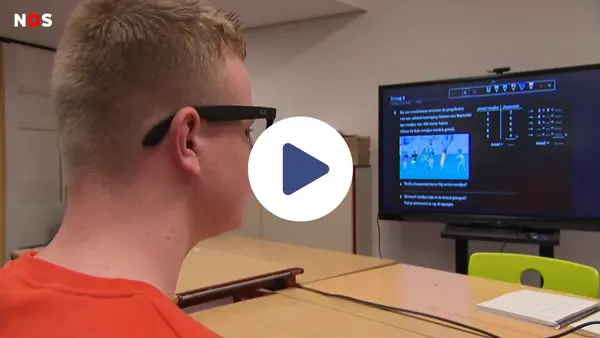 Xavi kijkt met zijn Meta-bril op naar een computerscherm. Er staat een play-knop op de afbeelding. Xavi kijkt met zijn Meta-bril op naar een computerscherm. Er staat een play-knop op de afbeelding.