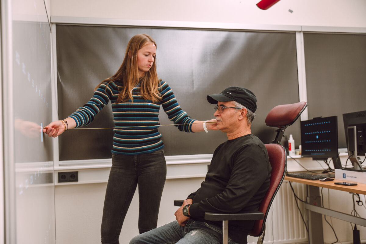 Cliënt en onderzoeker tijdens het visueel functieonderzoek