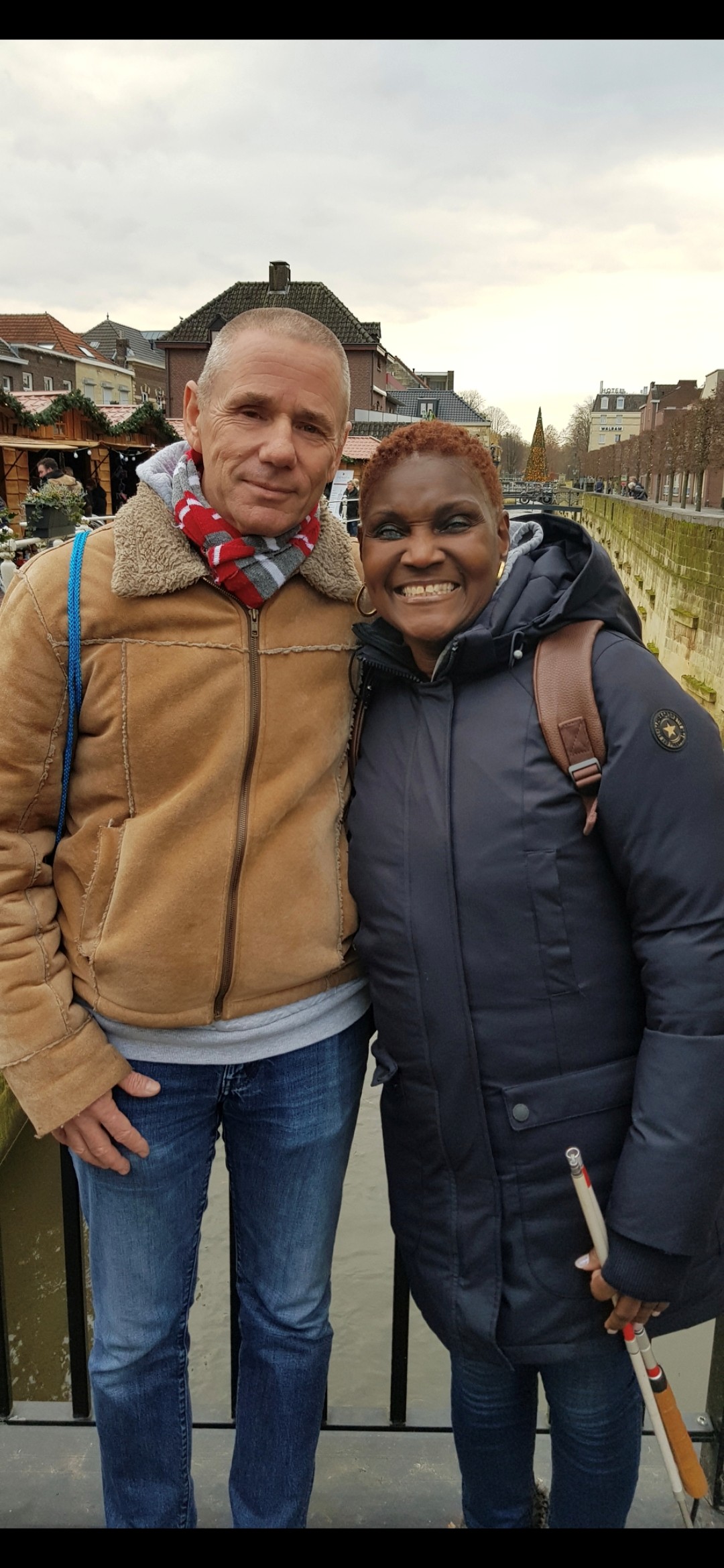 Joy en Willem poseren samen lachend op de foto