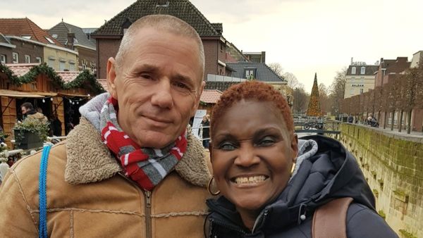 Joy en Willem poseren samen lachend op de foto Joy en Willem poseren samen lachend op de foto