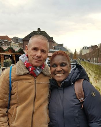 Joy en Willem poseren samen lachend op de foto Joy en Willem poseren samen lachend op de foto