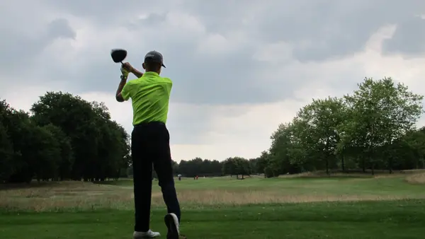 Een actie-shot van Ronald Boef. Hij staat met zijn rug naar de camera toe en heeft net een bal weggeslagen. Een actie-shot van Ronald Boef. Hij staat met zijn rug naar de camera toe en heeft net een bal weggeslagen.