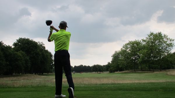 Een actie-shot van Ronald Boef. Hij staat met zijn rug naar de camera toe en heeft net een bal weggeslagen. Een actie-shot van Ronald Boef. Hij staat met zijn rug naar de camera toe en heeft net een bal weggeslagen.