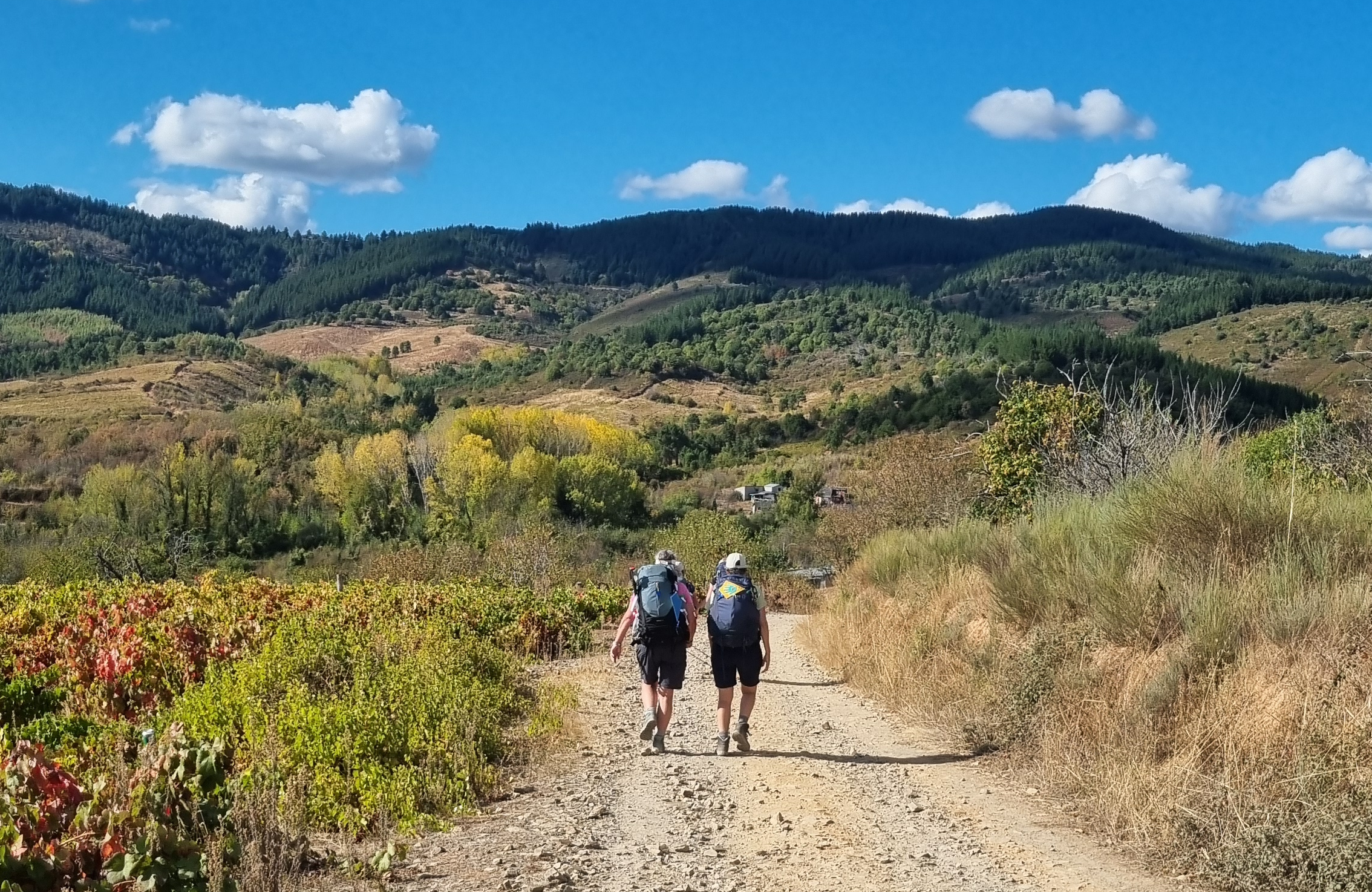 Twee personen lopen de pelgrimstocht naar Santiago de Compostella